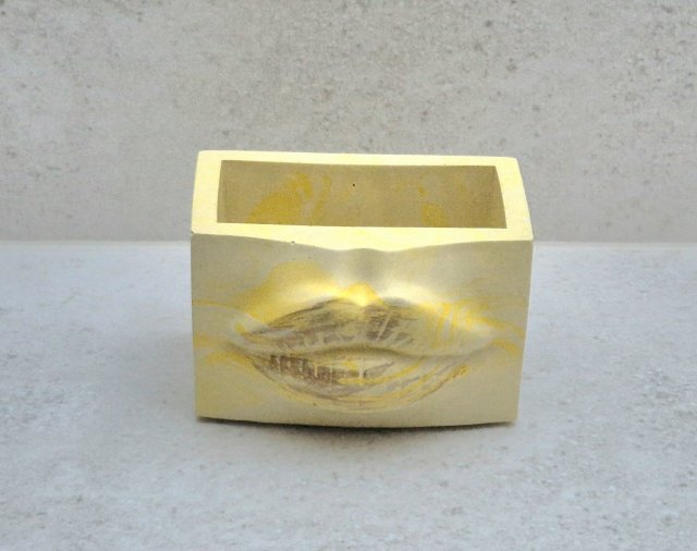 Pojemnik dekoracyjny USTA - żółty marmurowy ze złotym zdobieniem