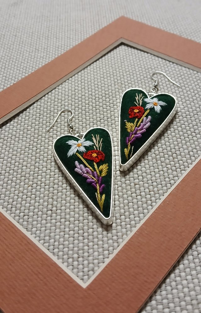 Ręcznie haftowane kolczyki  DLA ŁUCJI