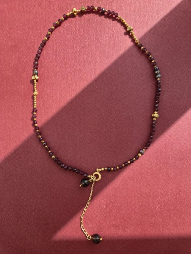 Naszyjnik z granatów, hematytu i czarnych pereł z zawieszkami