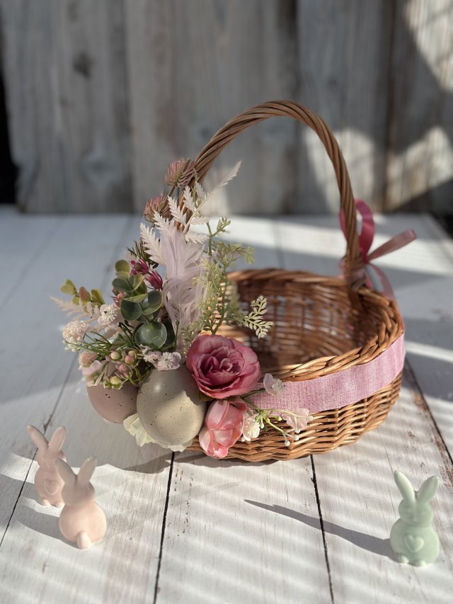 Koszyk wiklinowy z dekoracją, na stół wielkanocny