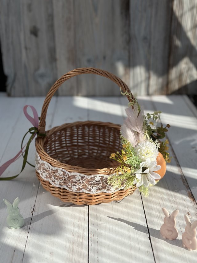 Koszyk wiklinowy z dekoracją, na stół wielkanocny