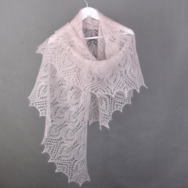 Delikatna chusta w ażurowe liście - bladoróżowa