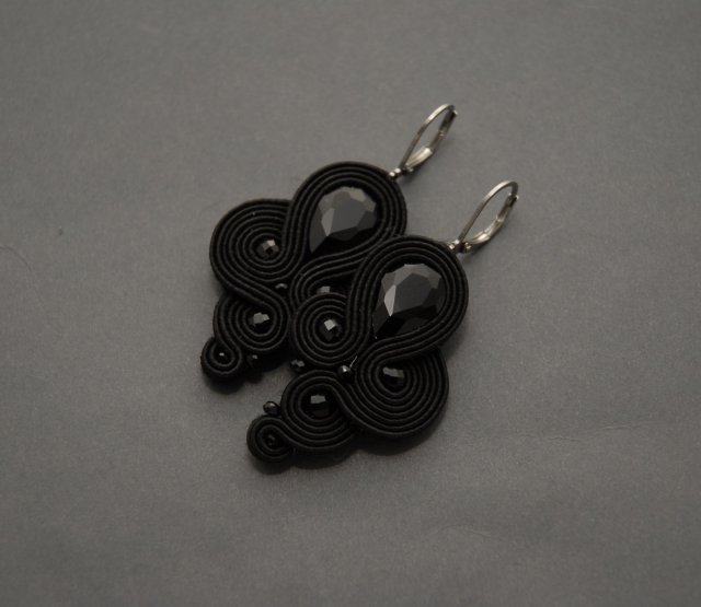 czarne kolczyki sutasz