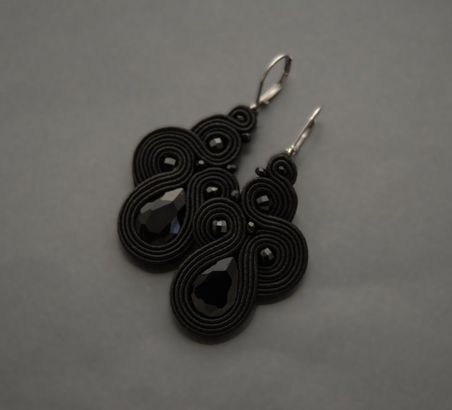 czarne kolczyki sutasz