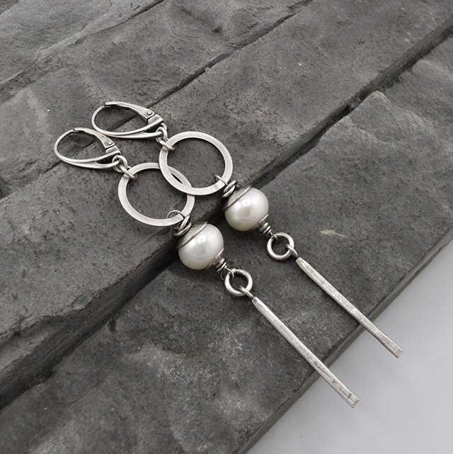 Nowoczesne kolczyki z perłami