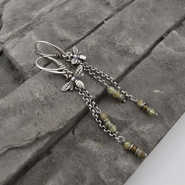 Kolczyki srebrne Bee z zielonym granatem