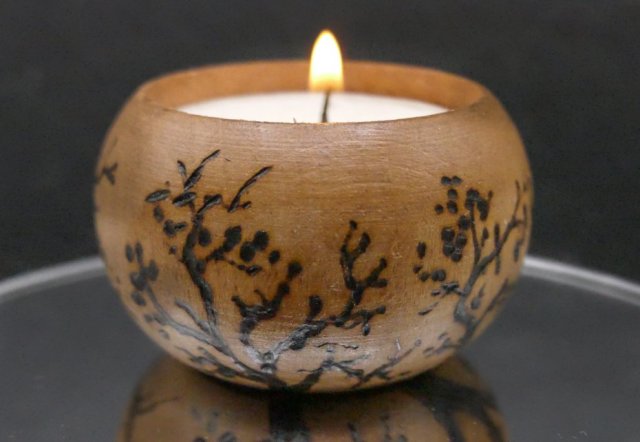 Drewniany świecznik z motywem drzew - ręcznie wypalany, idealny prezent handmade, tealight, ogień, pirografia
