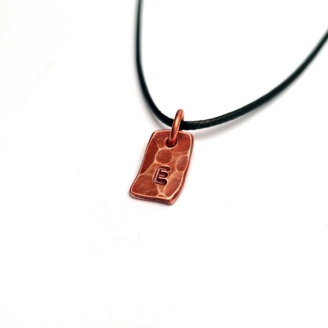 Malutki wisiorek z miedzi z Twoją literą