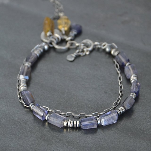 Bransoletka z iolitu z zawieszkami ze szkła antycznego i cytrynu