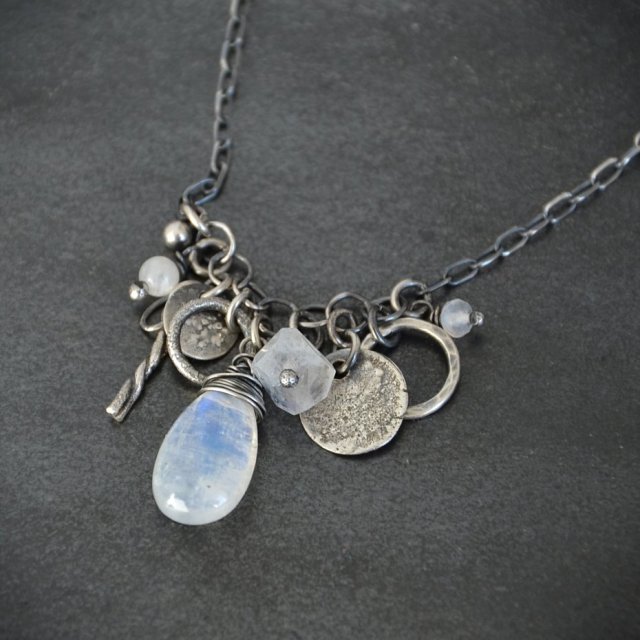 Naszyjnik z kamieniem księżycowym