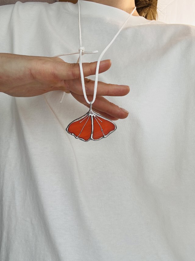 Naszyjnik szklany z z pomarańczową zawieszką "Liść miłorzębu" Witraż
