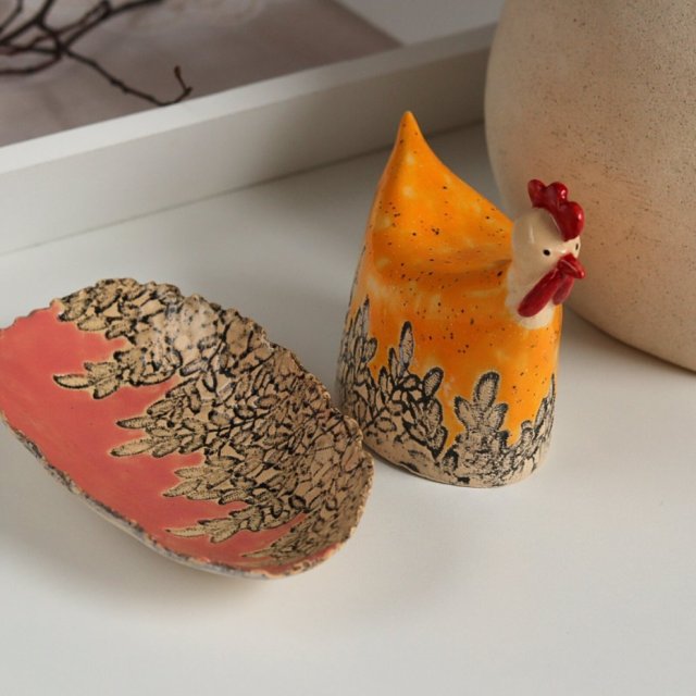 Kurka i miseczka ceramika na Wielkanoc