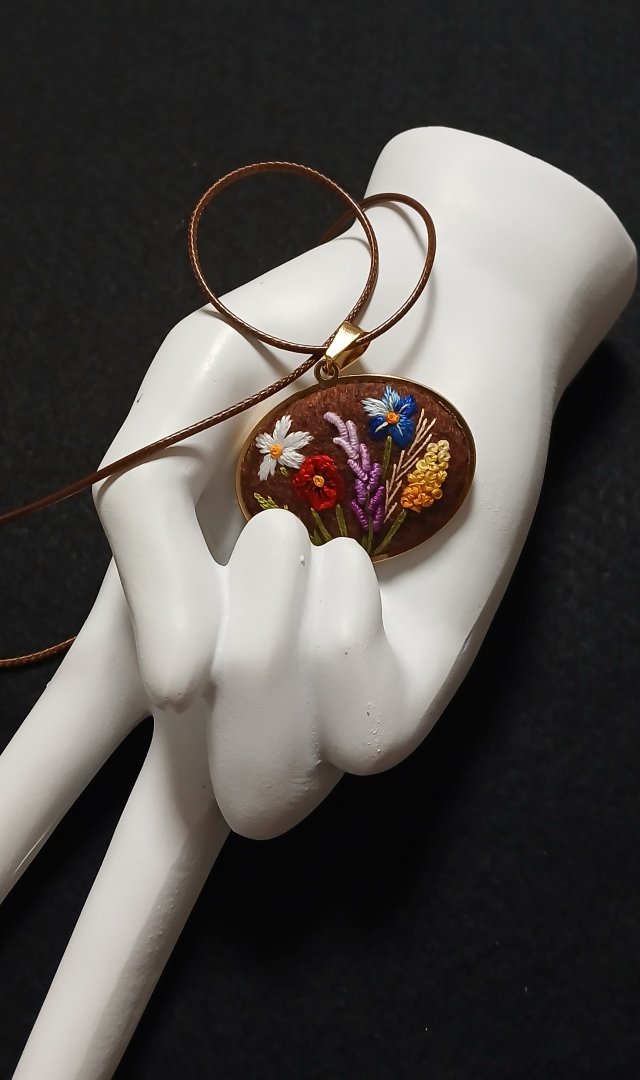 Ręcznie haftowany wisior  DLA HELENY  stal szlachetna