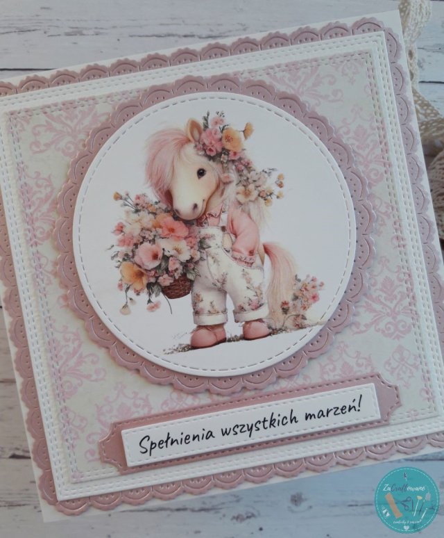 Kartka urodzinowa z uroczym konikiem w ogrodniczkach