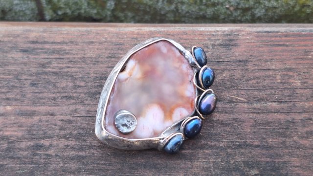 Agat i perły - broszka