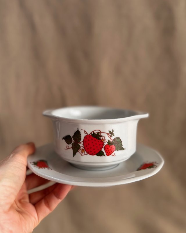 Bulionówka ze spodkiem w truskawki, PRL