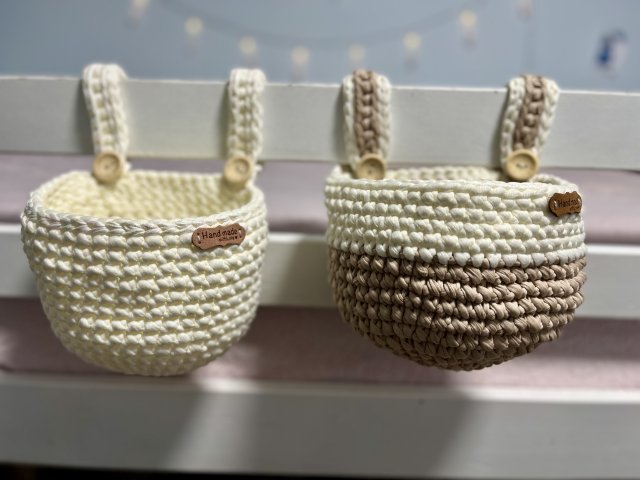 Ręcznie pleciony organizer do łóżeczka – bawełniany koszyczek Boho