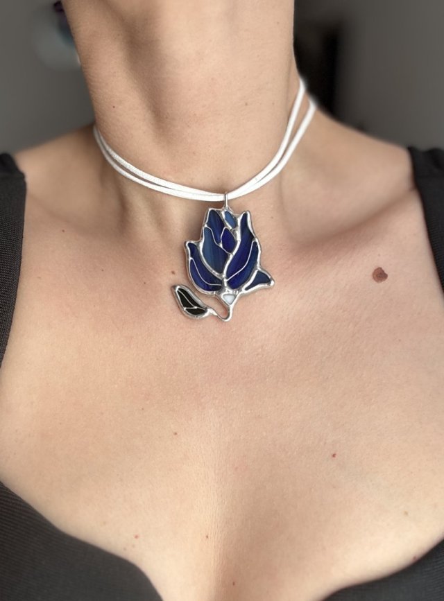 Niebieski szklany wisiorek z kwiatem magnolii. Witraż Tiffany