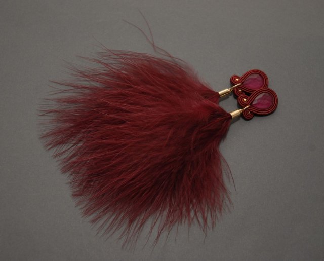 bordowe klipsy sutasz z piórami