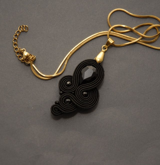 czarny wisiorek sutasz