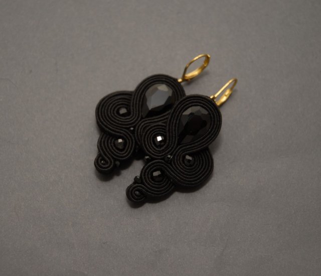 czarne klipsy sutasz