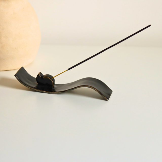 Czarna kadzielnica ceramika