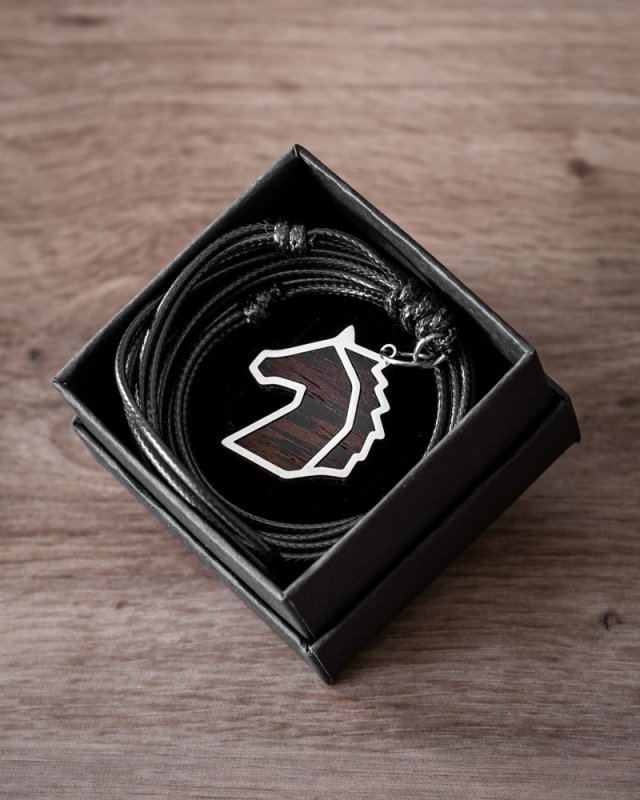 Naszyjnik z głową konia wykonany ze stali i drewna