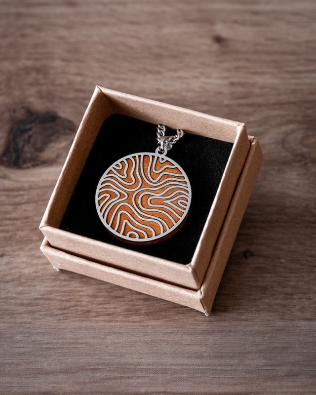 Naszyjnik z organicznym wzorem wykonany ze stali i drewna