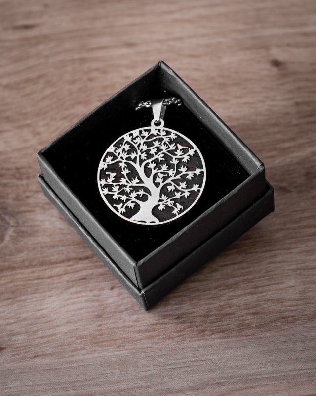 Naszyjnik z wzorem drzewa życia wykonany ze stali i drewna