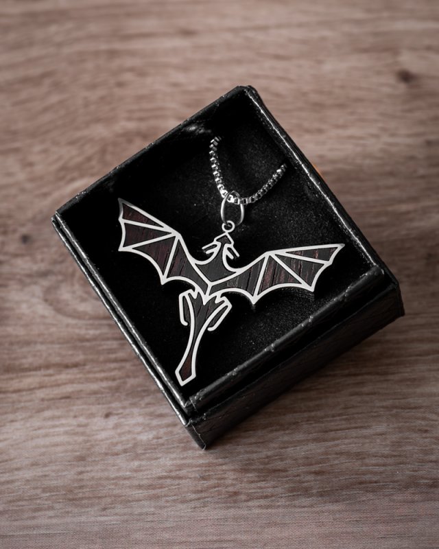 Naszyjnik z wzorem lecącego smoka wykonany ze stali i drewna