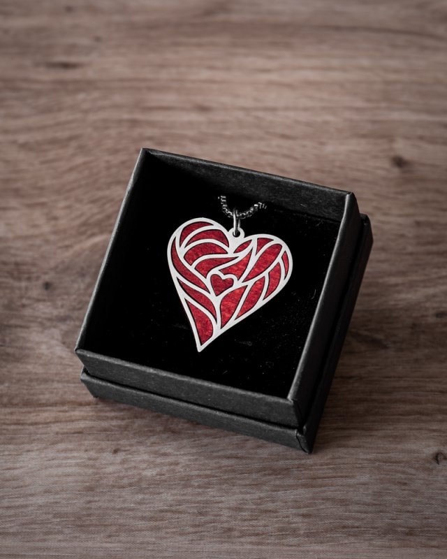 Naszyjnik z wzorem ozdobnego serca wykonany ze stali i drewna