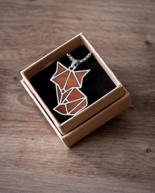 Naszyjnik z geometrycznym wzorem lisa wykonany ze stali i drewna