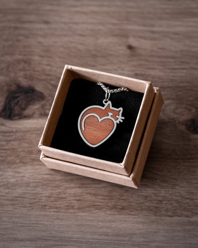 Naszyjnik z wzorem śpiącego kota wykonany ze stali i drewna