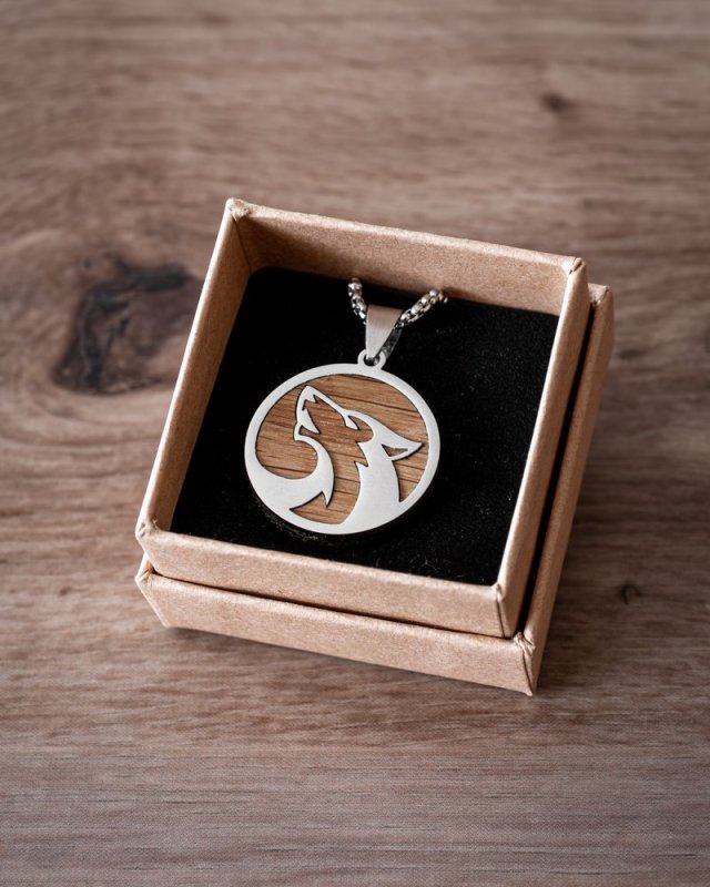Naszyjnik z wzorem głowy wilka w okręgu wykonany ze stali i drewna