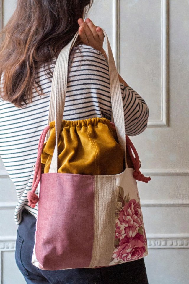 Miodowa welurowa torba z kominem do wózka w kwiaty