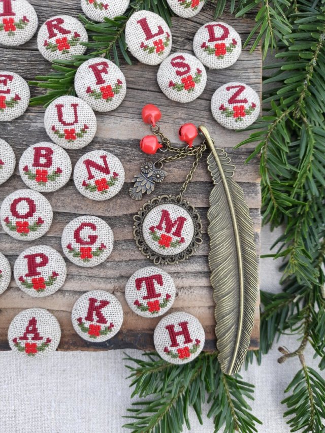 Zakładka z haftowaną literą