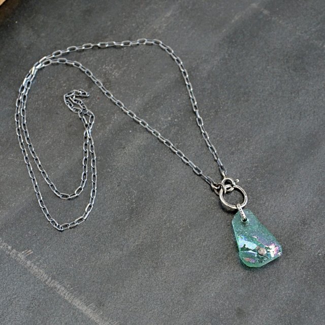 Prosty wisiorek ze szkłem antycznym