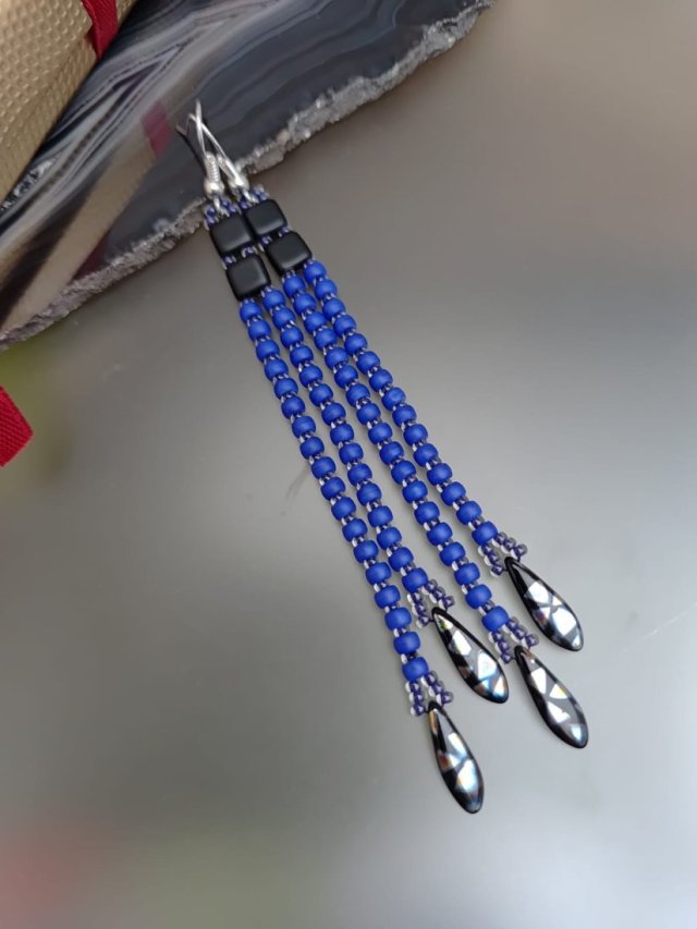 Długie kolczyki wiszące z niebieskich koralików – Boho Chic z efektem mozaiki