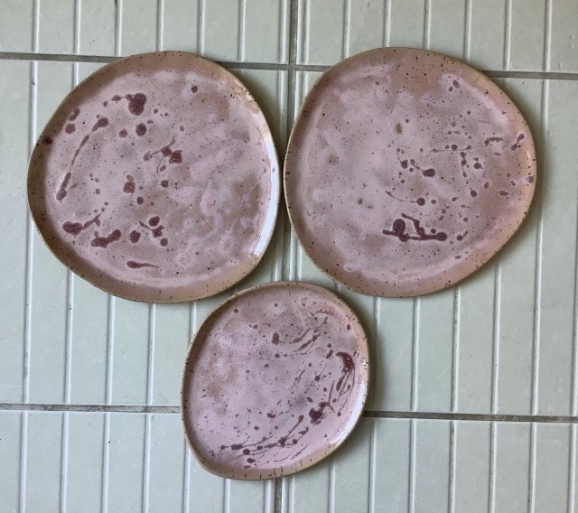 KOmplet talerzy "W różu"