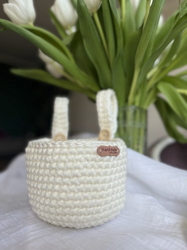 Ręcznie pleciony organizer do łóżeczka – bawełniany koszyczek Boho