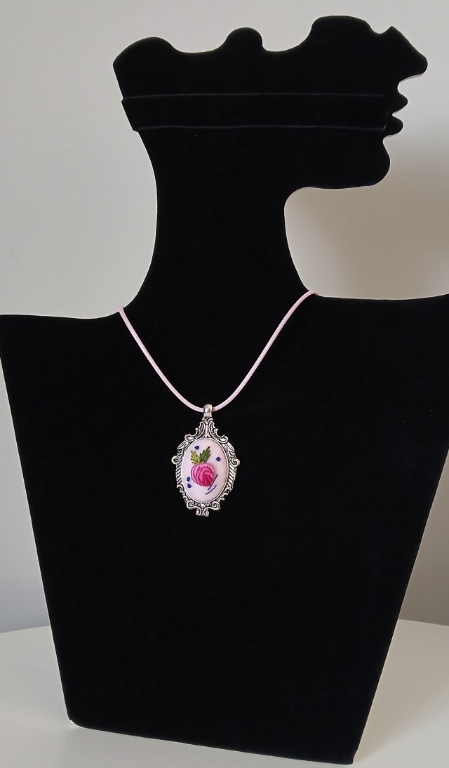 Ręcznie haftowany wisior  DLA BEATY