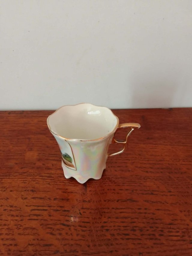 Kolekcjonerski kubeczek pamiątkowy Sæby Søbad, Dania – Opalizująca porcelana, Złocone uszko