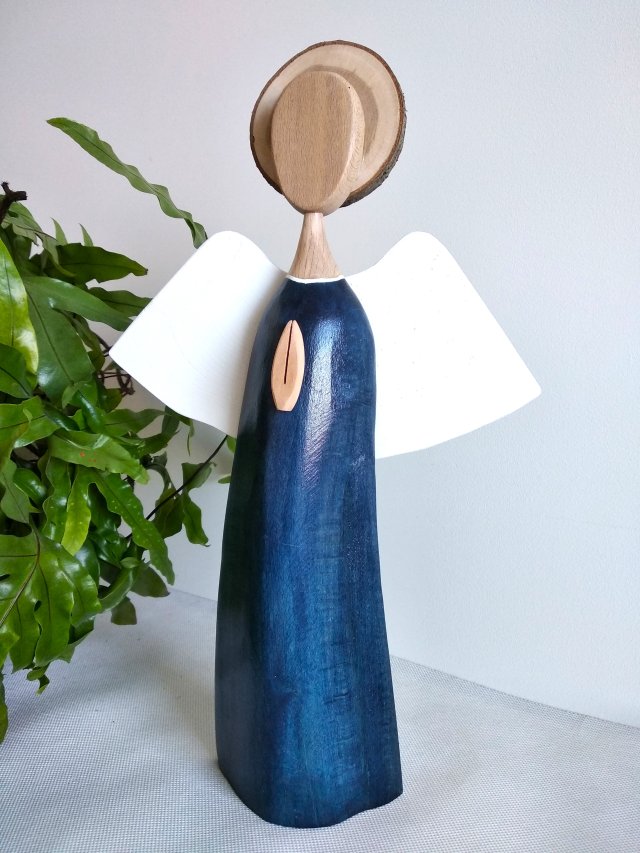 Ręcznie wykonany anioł z drewna – symbol spokoju.