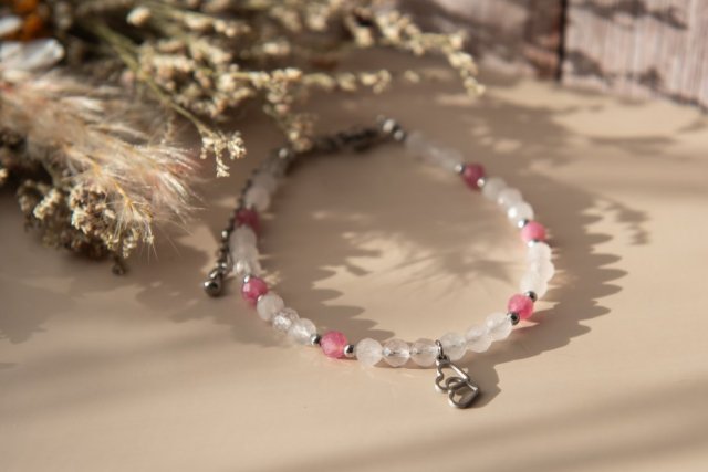 Bransoletka z kamieni - kwarc różowy i turmalin różowy z zawieszką serca