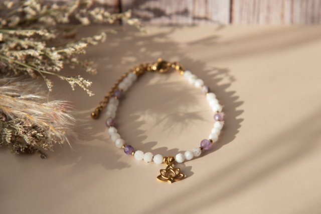 Bransoletka z kamieni - kamień księżycowy i ametyst chevron z kwiatem lotosu