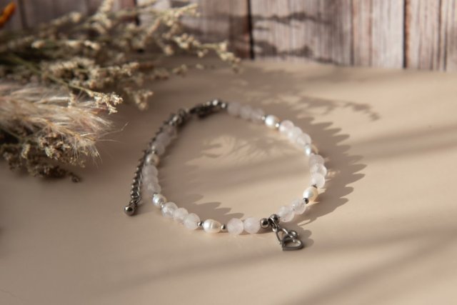 Bransoletka z kamieni - kwarc różowy i perła słodkowodna z zawieszką serca