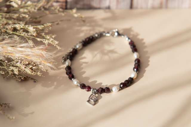 Bransoletka z kamieni - granat i perła słodkowodna z zawieszką serca