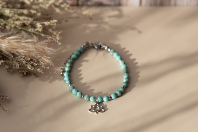 Bransoletka z kamieni - turkus z kwiatem lotosu