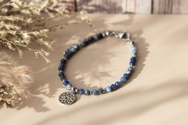 Bransoletka z kamieni - sodalit z ozdobną zawieszką