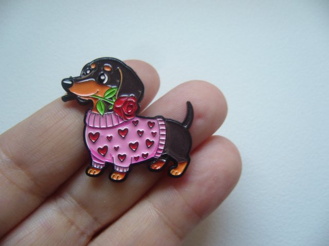 METALOWA EMALIOWANA PIN PRZYPINKA PIES JAMNIK